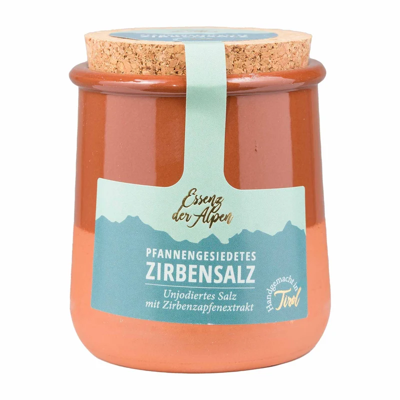 Zirbensalz im Keramiktopf