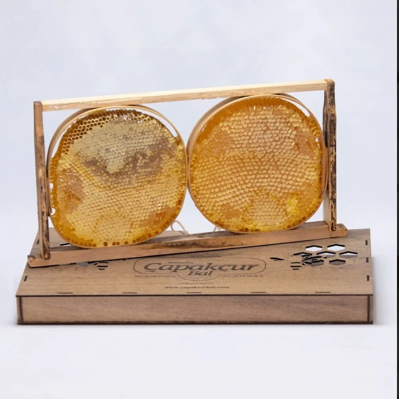Honigwabe / Gold-Wabenhonig mit Hocharomatischem Blütenhonig im traditionellen Holzrähmchen, 2500 - 3000g in Premium Qualität