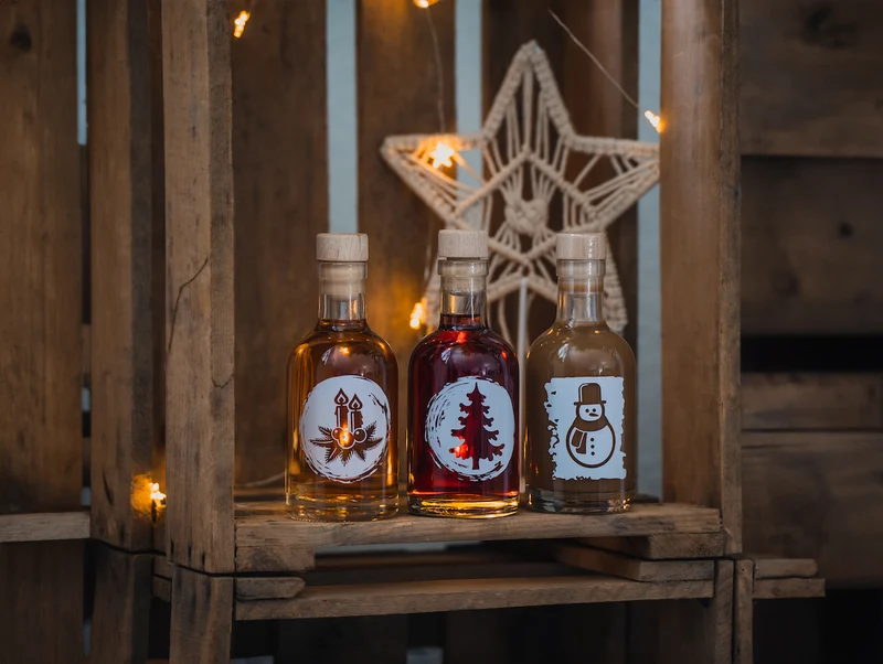 rotes Geschenk Set Liköre für Weihnachten | 3 XMAS Design-Flaschen Bratapfel, Spekulatius & Pfaume-Zimt