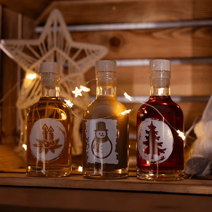 grünes Weihnachtsliköre Geschenk Set | 3 XMAS Design-Flaschen Bratapfel, Spekulatius & Pfaume-Zimt