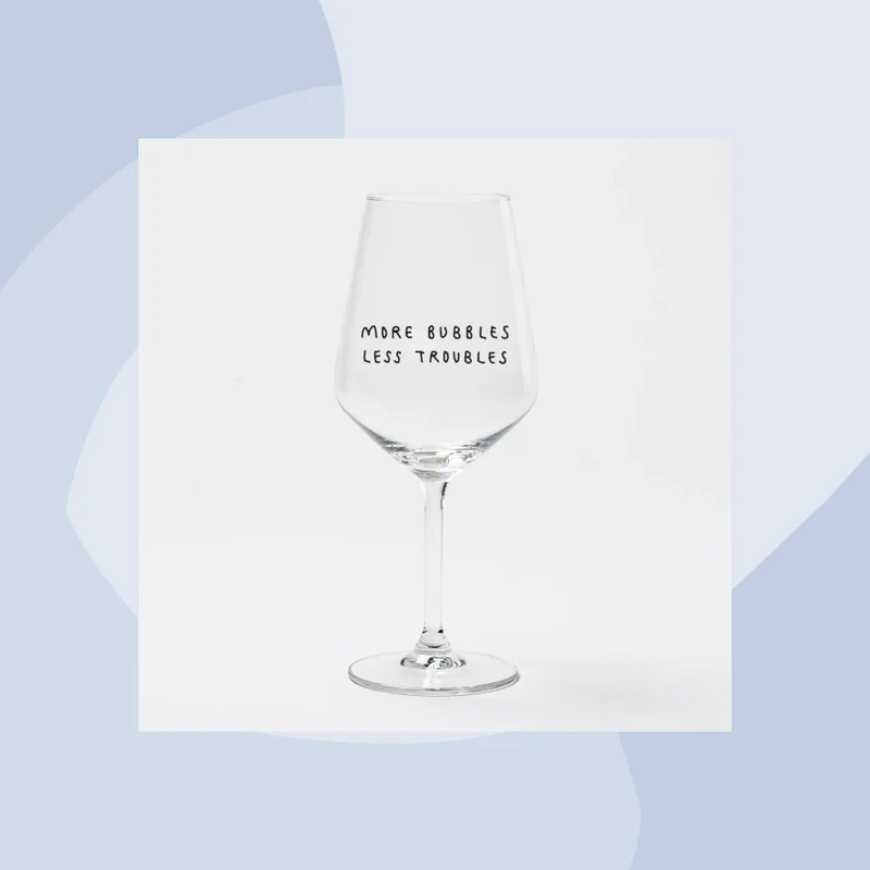 Weinglas mit Aufdruck: More bubbles less troubles