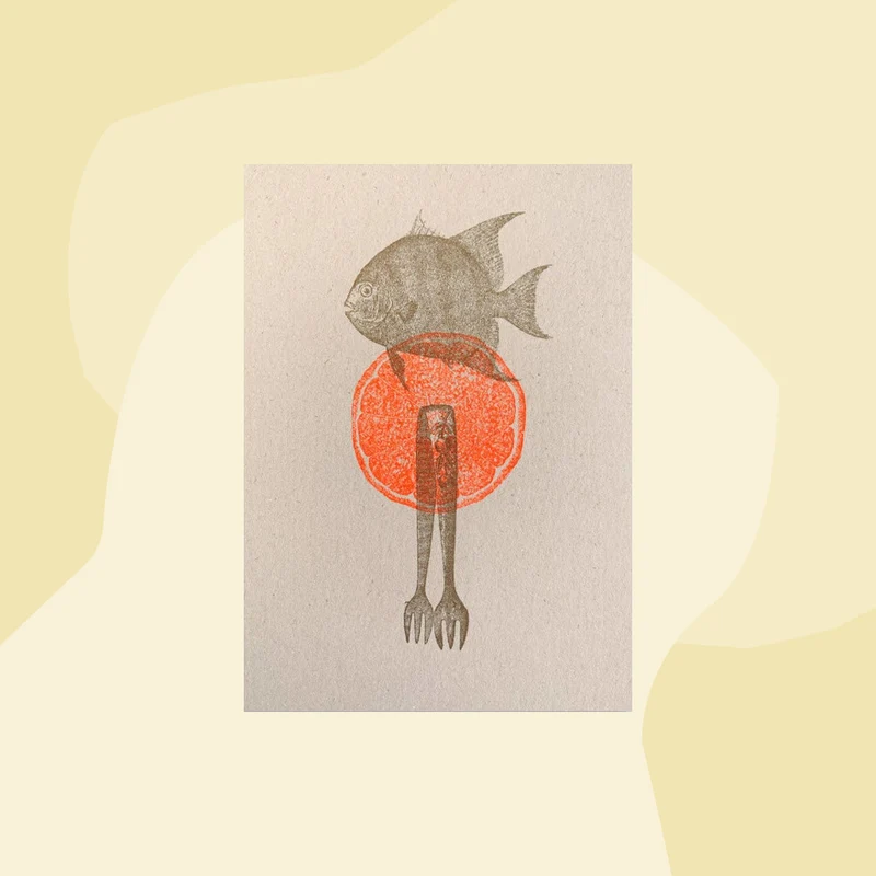 Postkarte in Risographie: Fisch mit Gabel und Orange